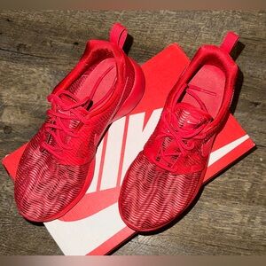 ***SOLD*** NIKE ROSHE ONE (Fits Women's 6.5)